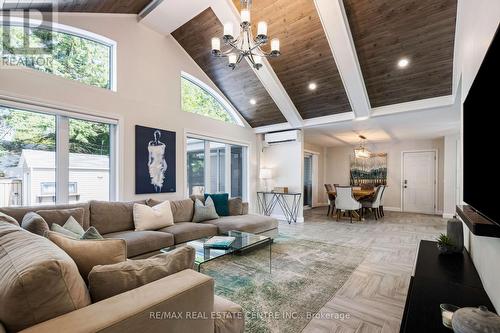 2 Cedar Grove Road, Mono, ON - Indoor Photo Showing Living Room