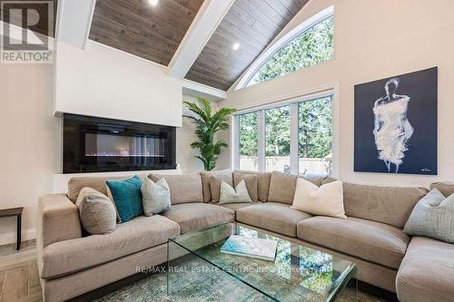 2 Cedar Grove Road, Mono, ON - Indoor Photo Showing Living Room