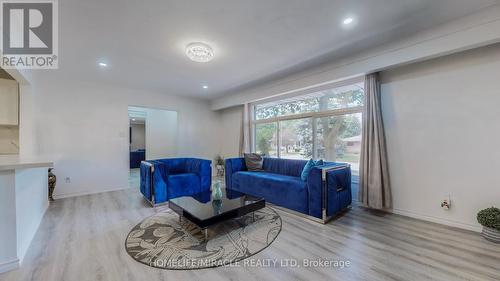 374 Book Road, Grimsby, ON - Indoor Photo Showing Living Room