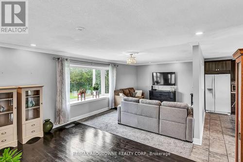 9382 Silver Street, West Lincoln, ON - Indoor Photo Showing Living Room