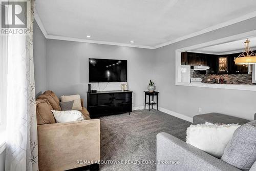 9382 Silver Street, West Lincoln, ON - Indoor Photo Showing Living Room