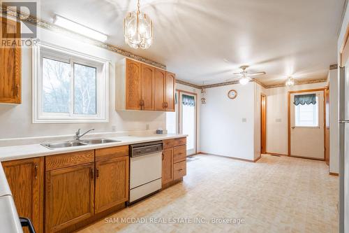 2295 6Th Avenue W, Owen Sound, ON - Indoor Photo Showing Kitchen With Double Sink