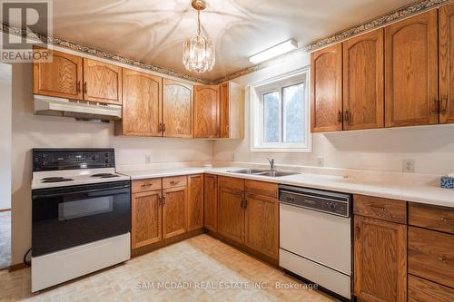 2295 6Th Avenue W, Owen Sound, ON - Indoor Photo Showing Kitchen With Double Sink