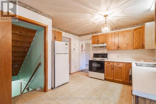 2295 6Th Avenue W, Owen Sound, ON - Indoor Photo Showing Kitchen With Double Sink