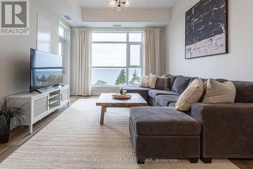 610 - 600 North Service Road, Hamilton, ON - Indoor Photo Showing Living Room