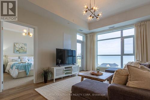 610 - 600 North Service Road, Hamilton, ON - Indoor Photo Showing Living Room