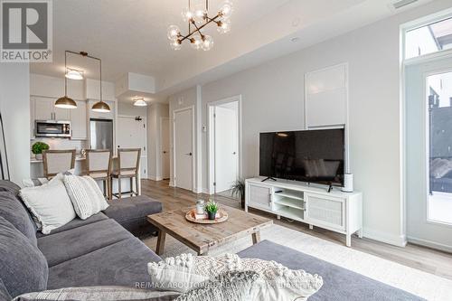 610 - 600 North Service Road, Hamilton, ON - Indoor Photo Showing Living Room