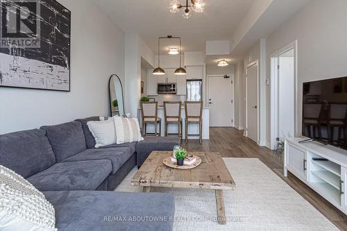 610 - 600 North Service Road, Hamilton, ON - Indoor Photo Showing Living Room