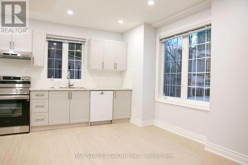 2404 Valley Forest Way, Oakville, ON - Indoor Photo Showing Kitchen