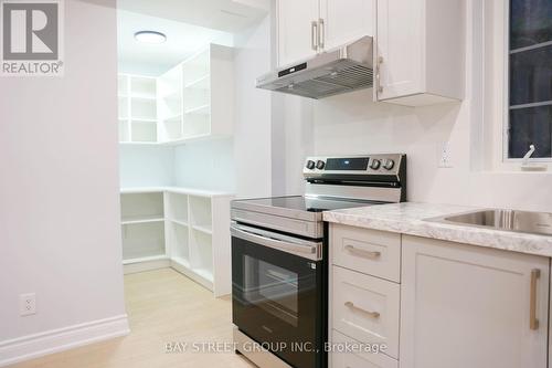 2404 Valley Forest Way, Oakville, ON - Indoor Photo Showing Kitchen