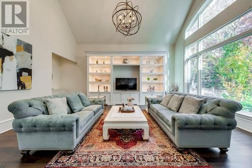 1052 Melvin Avenue, Oakville, ON - Indoor Photo Showing Living Room