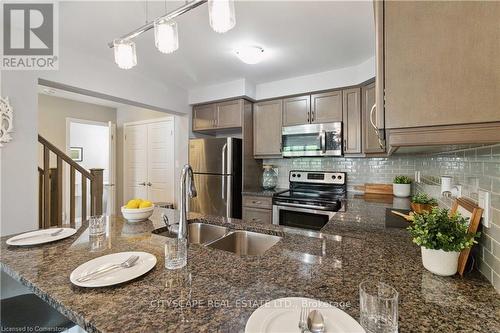 3061 Mistletoe Gardens, Oakville, ON - Indoor Photo Showing Kitchen With Double Sink With Upgraded Kitchen