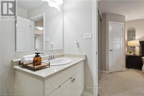 3061 Mistletoe Gardens, Oakville, ON - Indoor Photo Showing Bathroom