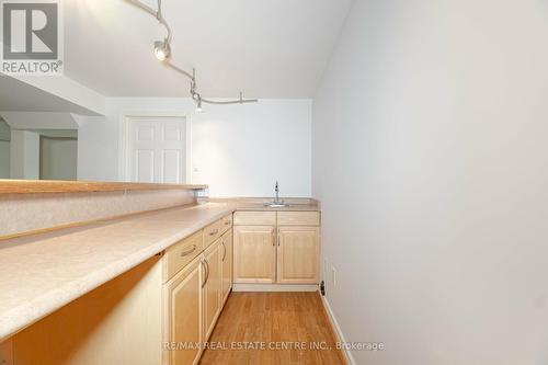 2485 Strathmore Crescent, Mississauga, ON - Indoor Photo Showing Kitchen