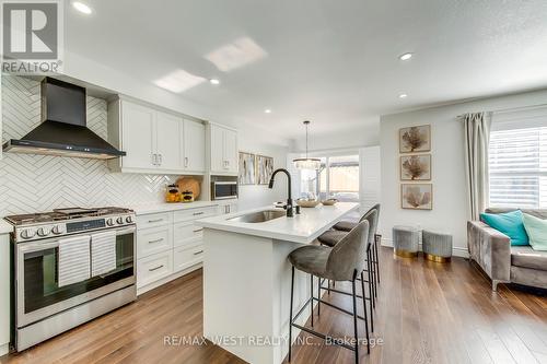 39 Gowland Drive, Hamilton, ON - Indoor Photo Showing Kitchen With Upgraded Kitchen