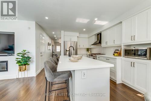 39 Gowland Drive, Hamilton, ON - Indoor Photo Showing Kitchen With Upgraded Kitchen