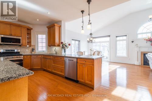 6844 Golden Hills Way, Mississauga, ON - Indoor Photo Showing Kitchen