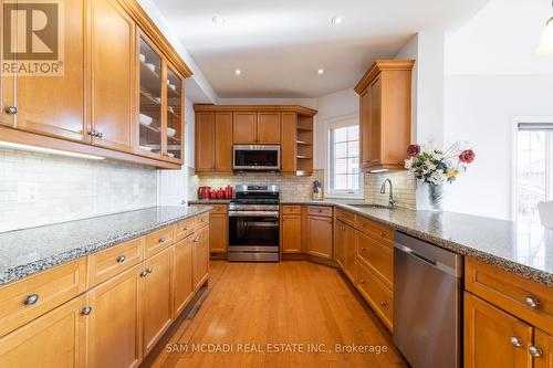 6844 Golden Hills Way, Mississauga, ON - Indoor Photo Showing Kitchen