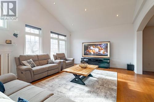 6844 Golden Hills Way, Mississauga, ON - Indoor Photo Showing Living Room