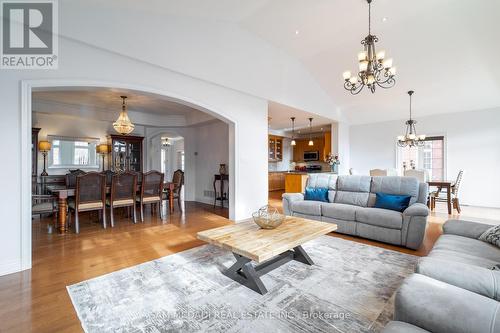 6844 Golden Hills Way, Mississauga, ON - Indoor Photo Showing Living Room