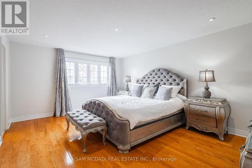 6844 Golden Hills Way, Mississauga, ON - Indoor Photo Showing Bedroom