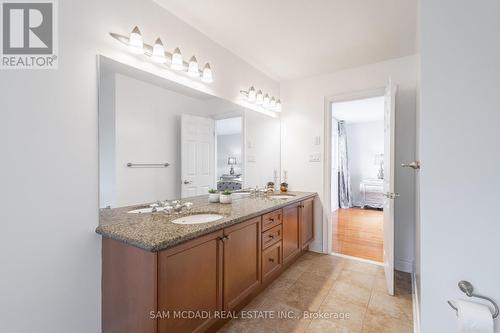 6844 Golden Hills Way, Mississauga, ON - Indoor Photo Showing Bathroom