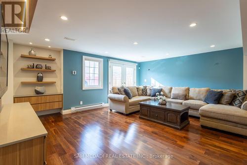 6844 Golden Hills Way, Mississauga, ON - Indoor Photo Showing Living Room