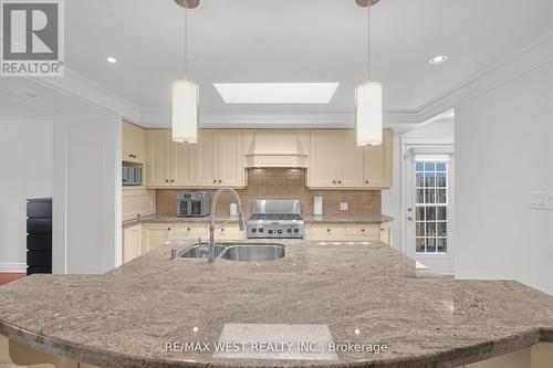 34 Lorraine Crescent, Brampton, ON - Indoor Photo Showing Kitchen With Double Sink With Upgraded Kitchen