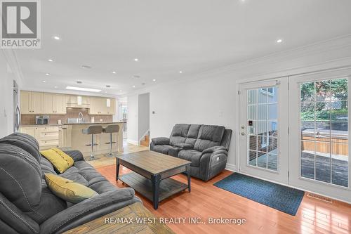 34 Lorraine Crescent, Brampton, ON - Indoor Photo Showing Living Room