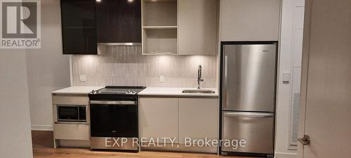 525-395 Dundas Street W, Oakville, ON - Indoor Photo Showing Kitchen