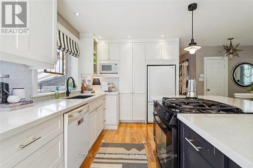 486 Lees Lane, Oakville, ON - Indoor Photo Showing Kitchen With Upgraded Kitchen