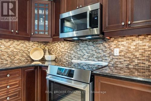 2576 Armour Crescent, Burlington, ON - Indoor Photo Showing Kitchen With Upgraded Kitchen