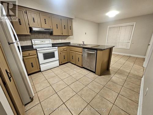 6 Waterloo Court, Brampton, ON - Indoor Photo Showing Kitchen With Double Sink