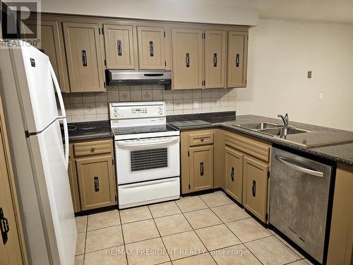 6 Waterloo Court, Brampton, ON - Indoor Photo Showing Kitchen With Double Sink