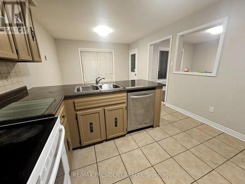 6 Waterloo Court, Brampton, ON - Indoor Photo Showing Kitchen With Double Sink