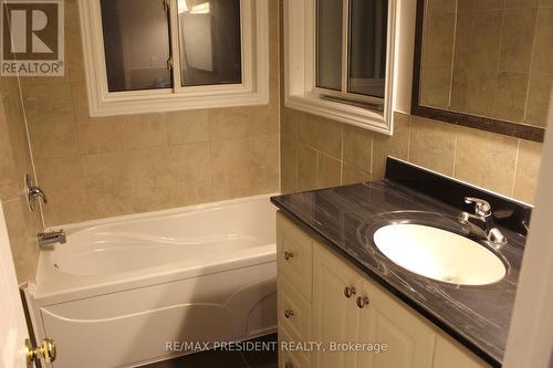 6 Waterloo Court, Brampton, ON - Indoor Photo Showing Bathroom