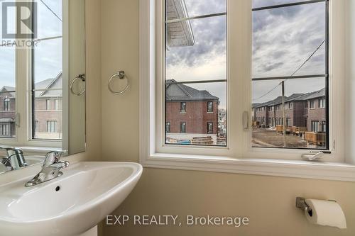 2092 Fairmont Common, Burlington, ON - Indoor Photo Showing Bathroom