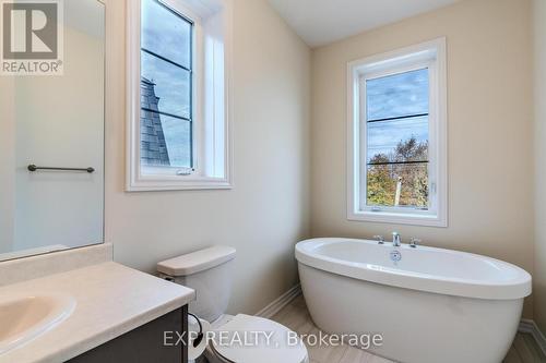 2092 Fairmont Common, Burlington, ON - Indoor Photo Showing Bathroom