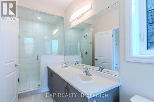 2092 Fairmont Common, Burlington, ON - Indoor Photo Showing Bathroom