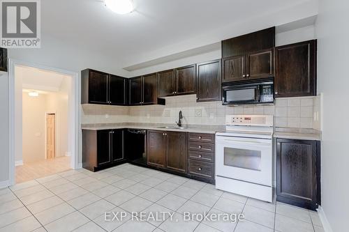 109 Eastbrook Way, Brampton, ON - Indoor Photo Showing Kitchen