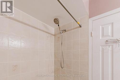 81 - 50 Strathaven Drive, Mississauga, ON - Indoor Photo Showing Bathroom