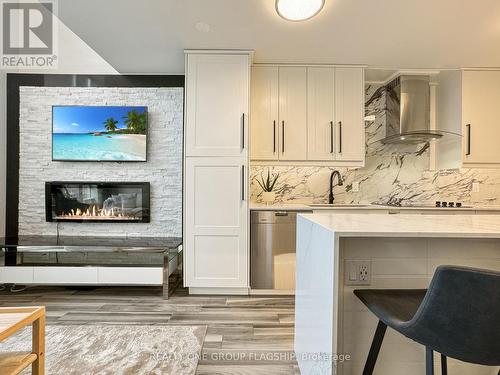 210 - 200 Manitoba Street, Toronto, ON - Indoor Photo Showing Kitchen