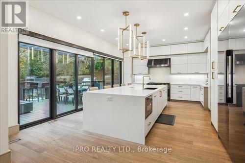 1453 Seagram Avenue S, Oakville, ON - Indoor Photo Showing Kitchen With Upgraded Kitchen