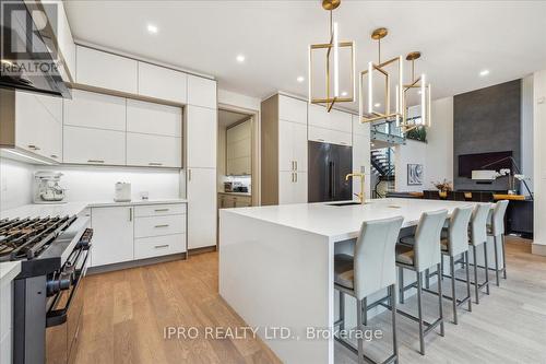 1453 Seagram Avenue S, Oakville, ON - Indoor Photo Showing Kitchen With Upgraded Kitchen