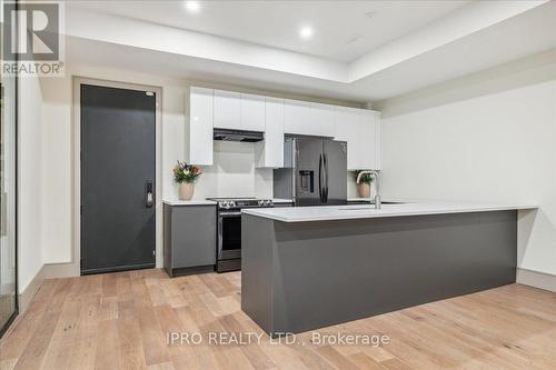 1453 Seagram Avenue S, Oakville, ON - Indoor Photo Showing Kitchen With Upgraded Kitchen