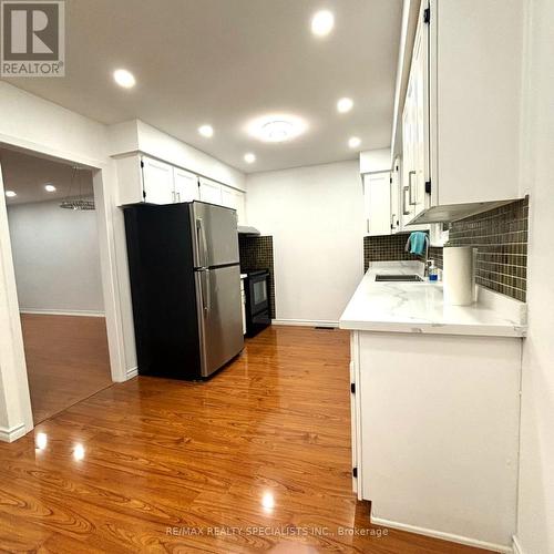 22 Geneva Court, Brampton, ON - Indoor Photo Showing Kitchen