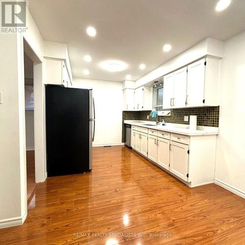 22 Geneva Court, Brampton, ON - Indoor Photo Showing Kitchen