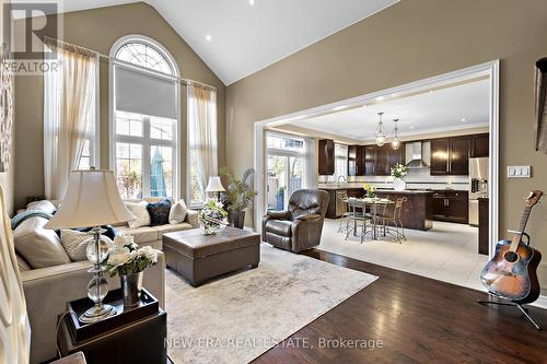 6751 Tattinger Avenue, Mississauga, ON - Indoor Photo Showing Living Room