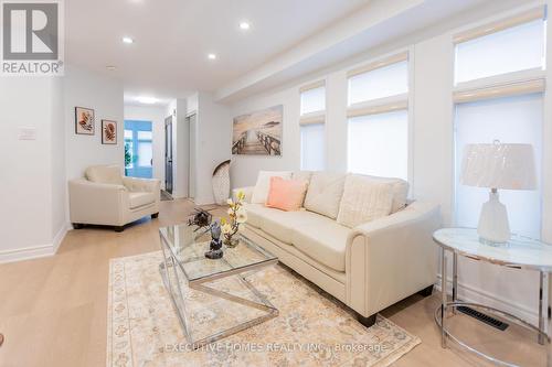 6885 Apex Court, Mississauga, ON - Indoor Photo Showing Living Room