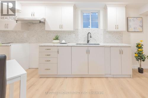 6885 Apex Court, Mississauga, ON - Indoor Photo Showing Kitchen